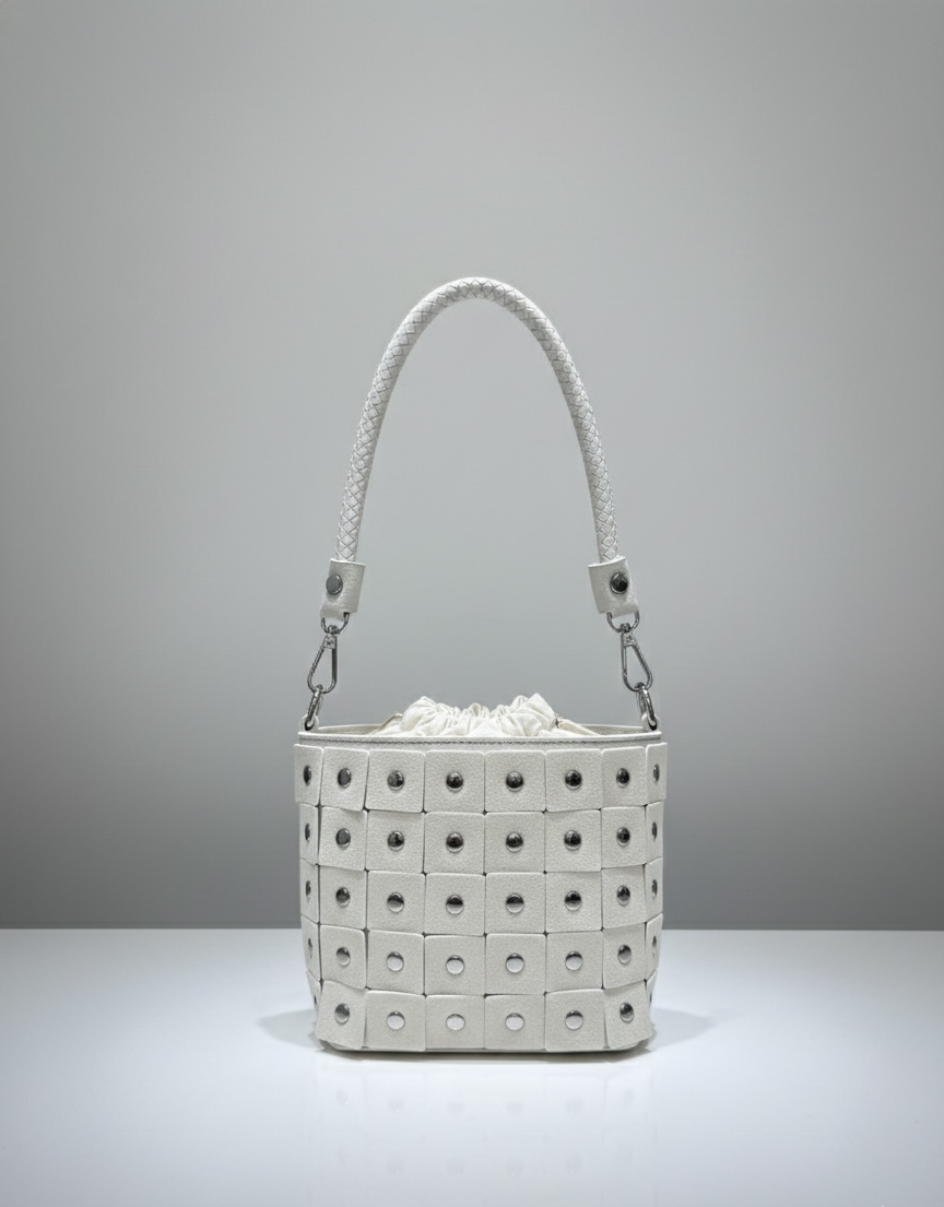 Alternative view of Bolso antelina y tachuelas