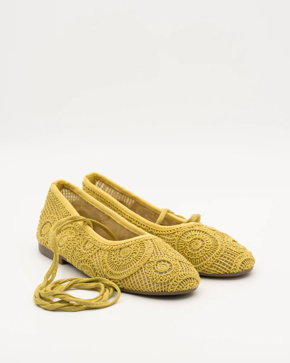 Alternative view of Mocasines amarillo