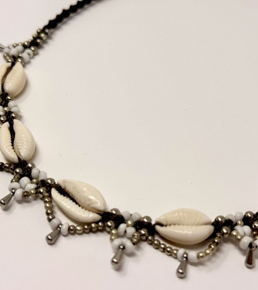 Alternative view of Collar caracolas blanco