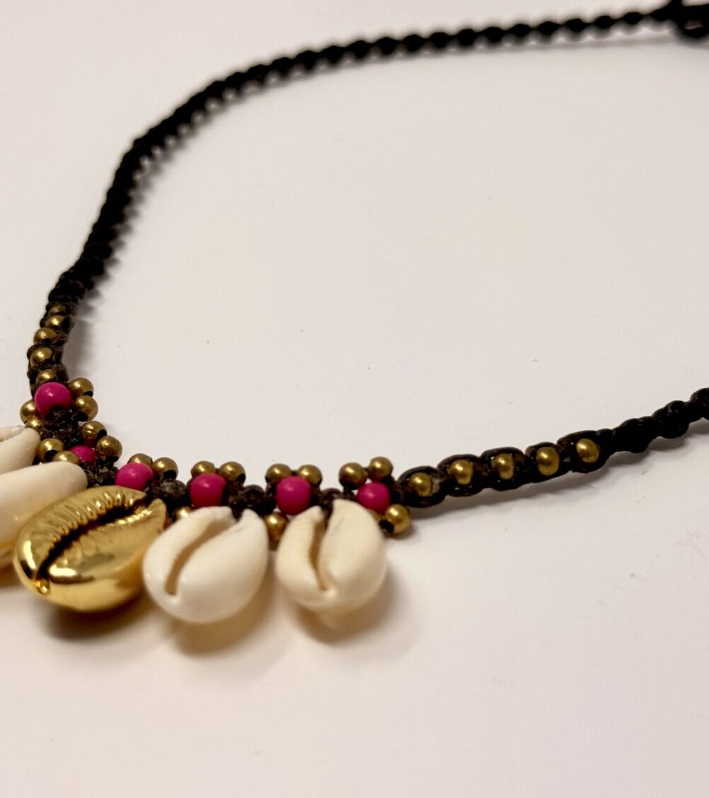 Alternative view of Collar conchas fucsia